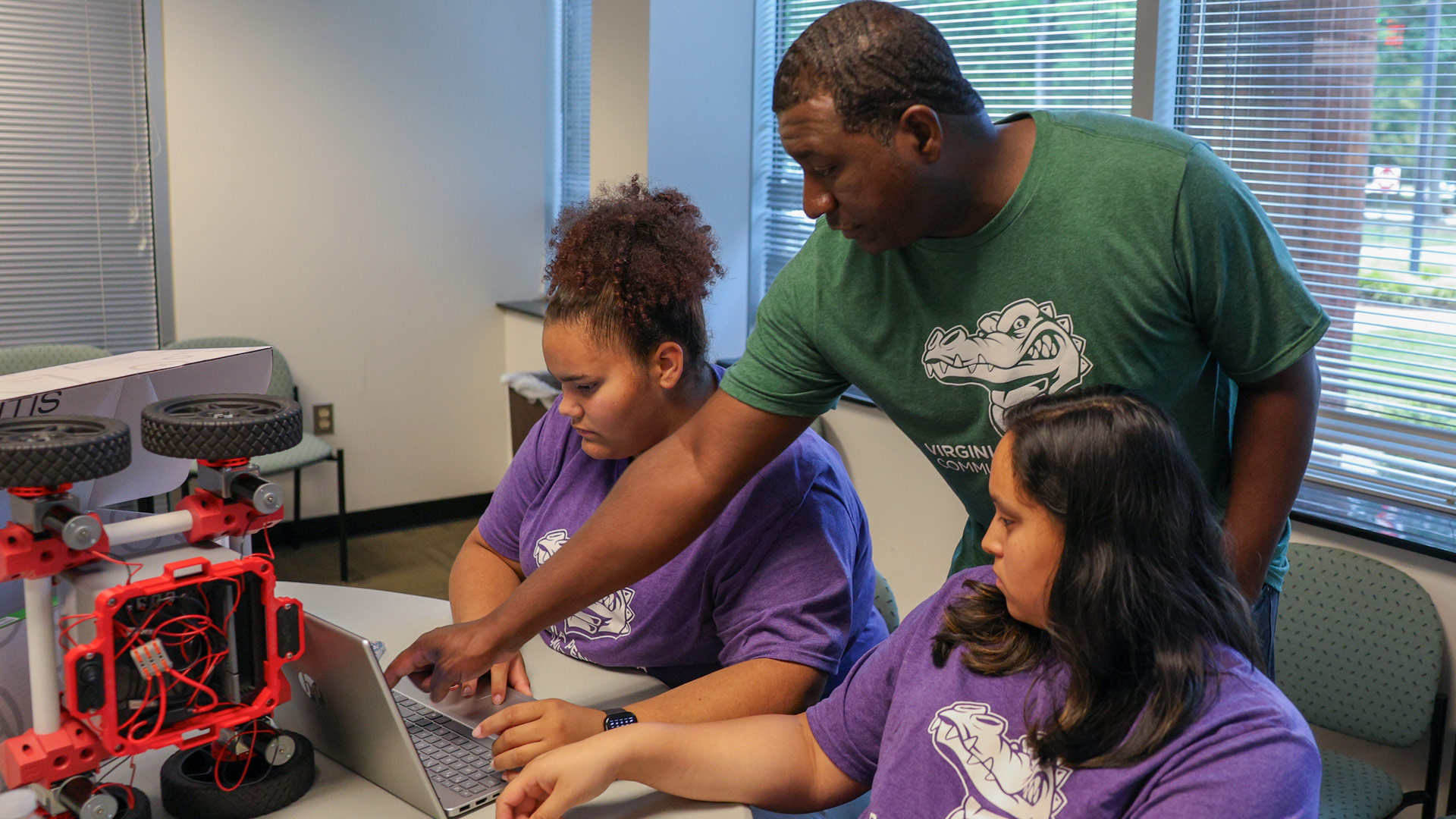 19 High School Students Participate in Summer College Experience